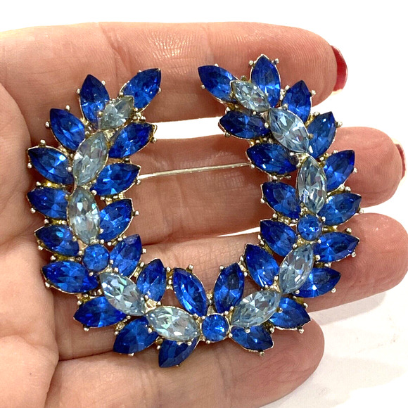 Vintage mid century brooch open wreath dark blue rhinestones pin on silvertone - Picture 4 of 5